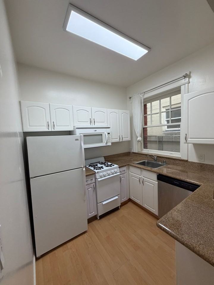900 Powell St #04 - Photo 7 of 10