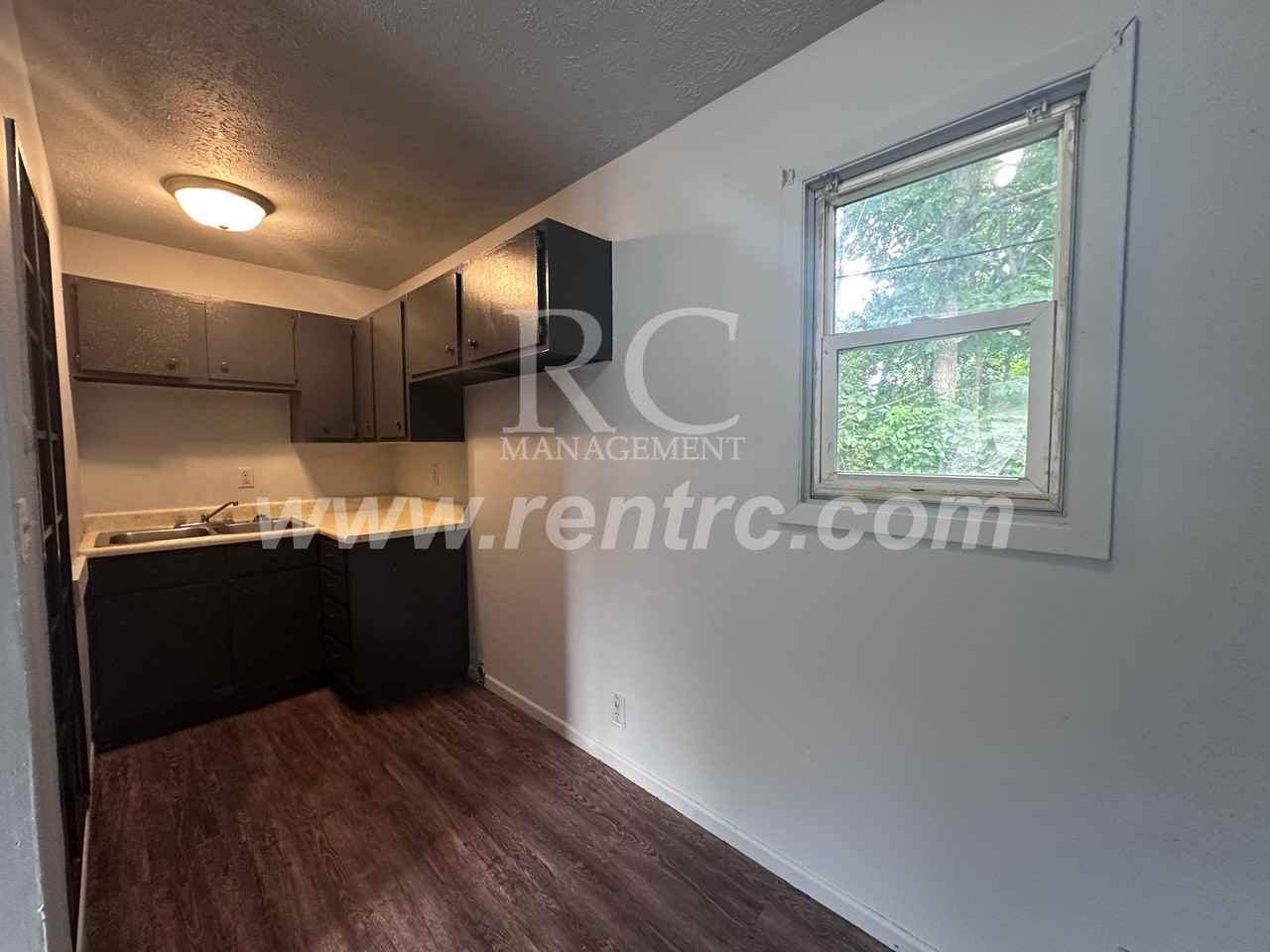 1227 Clarence St Apt 4 - Photo 2 of 9
