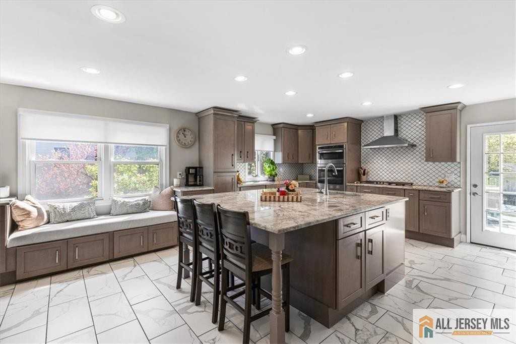 14 London Dr - Photo 2 of 5