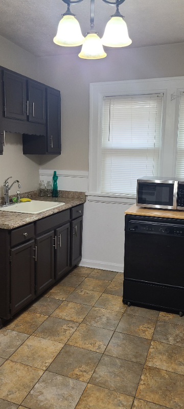 933 W 9th St - Photo 4 of 12