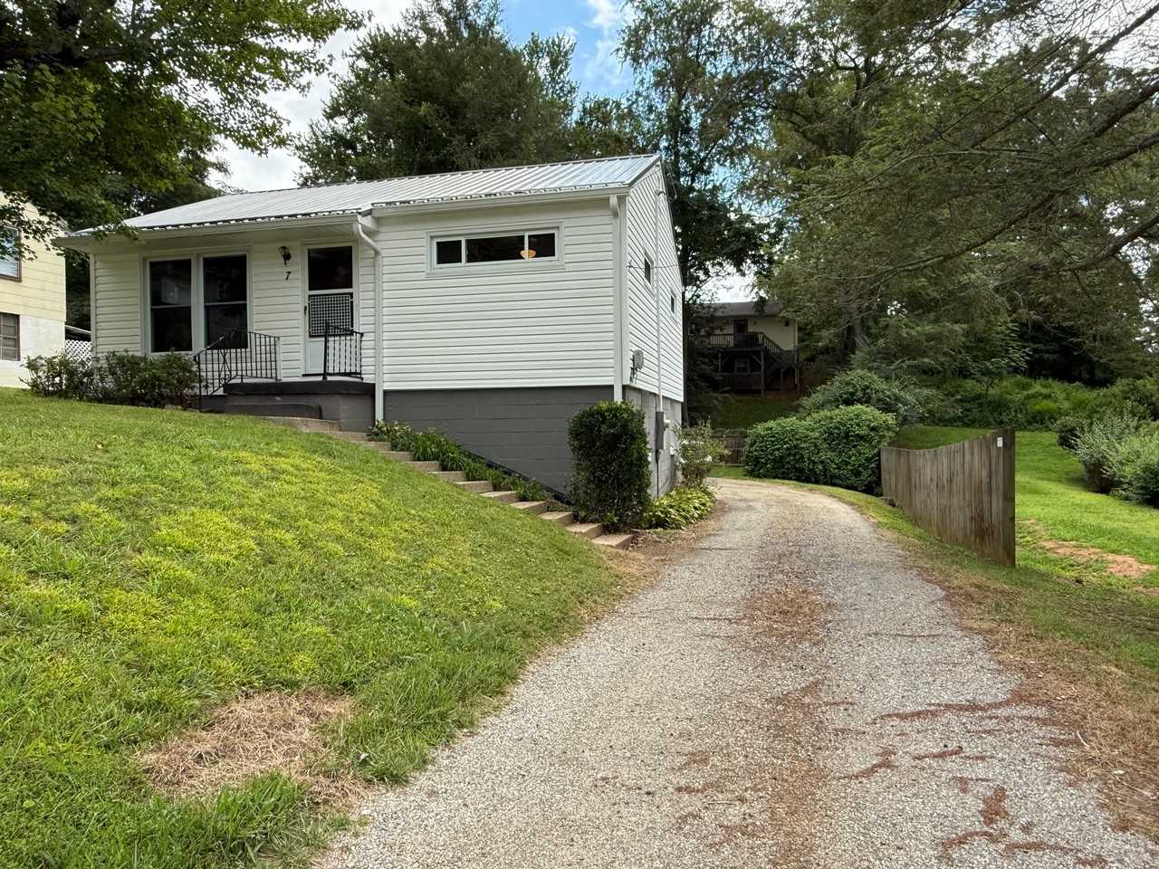 7 Robinwood Ave - Photo 3 of 33