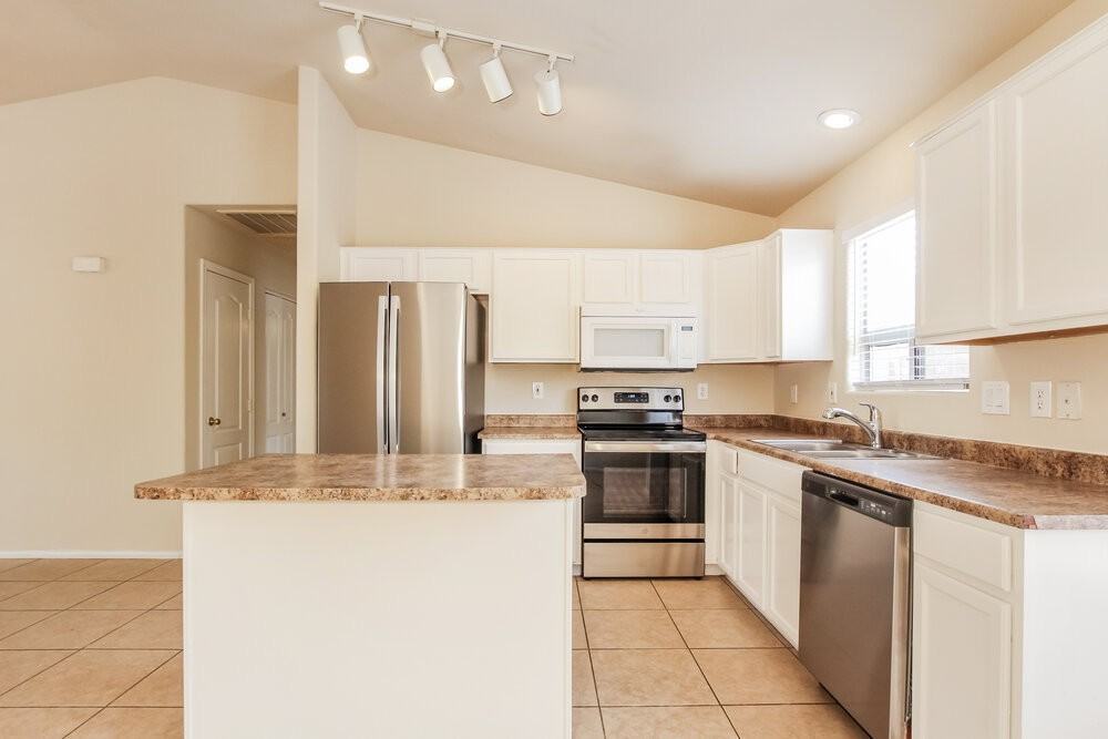 11026 W Wilshire Dr - Photo 7 of 19