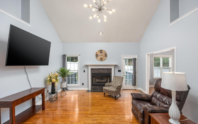 4845 Waverly Ct - Photo 3 of 12