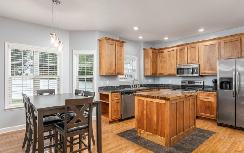 4845 Waverly Ct - Photo 4 of 12