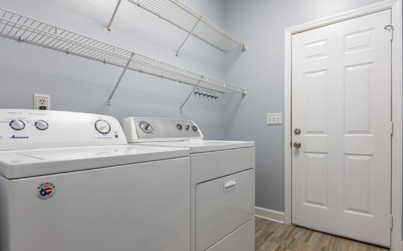 4845 Waverly Ct - Photo 5 of 12