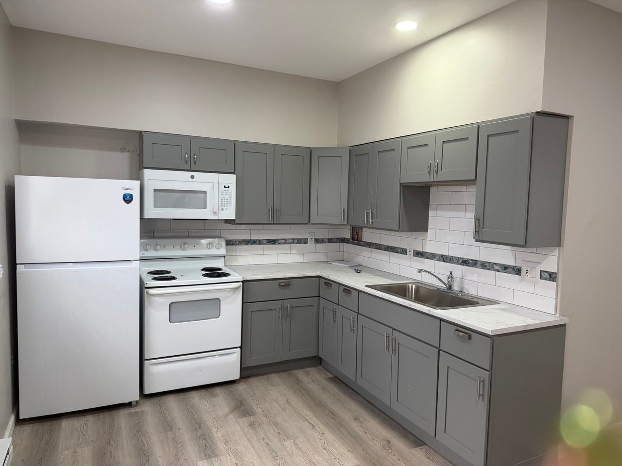 306 W 1st St #C - Photo 2 of 10