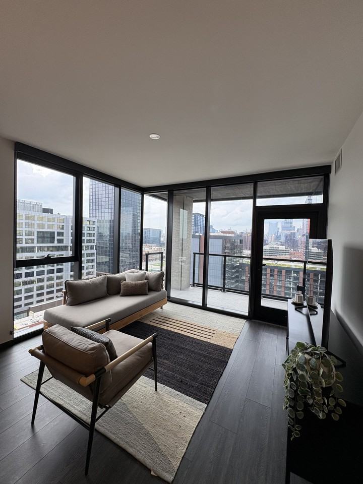 1498 W Randolph St - Photo 3 of 21