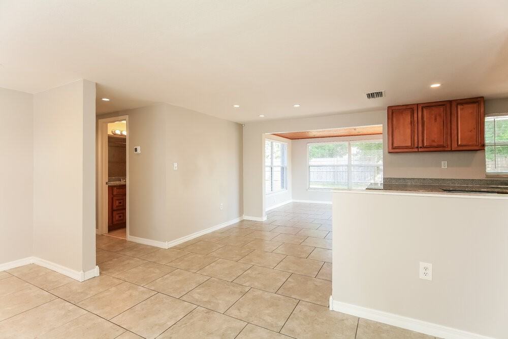 10426 Syringa Ct - Photo 4 of 16
