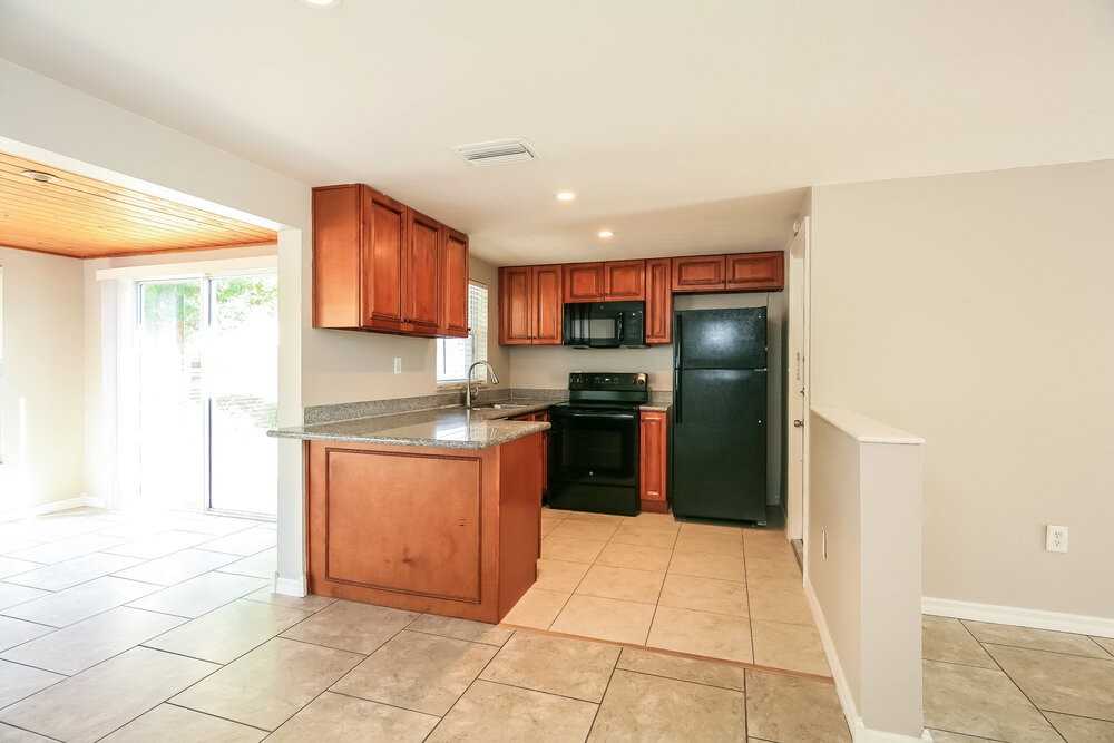 10426 Syringa Ct - Photo 7 of 16