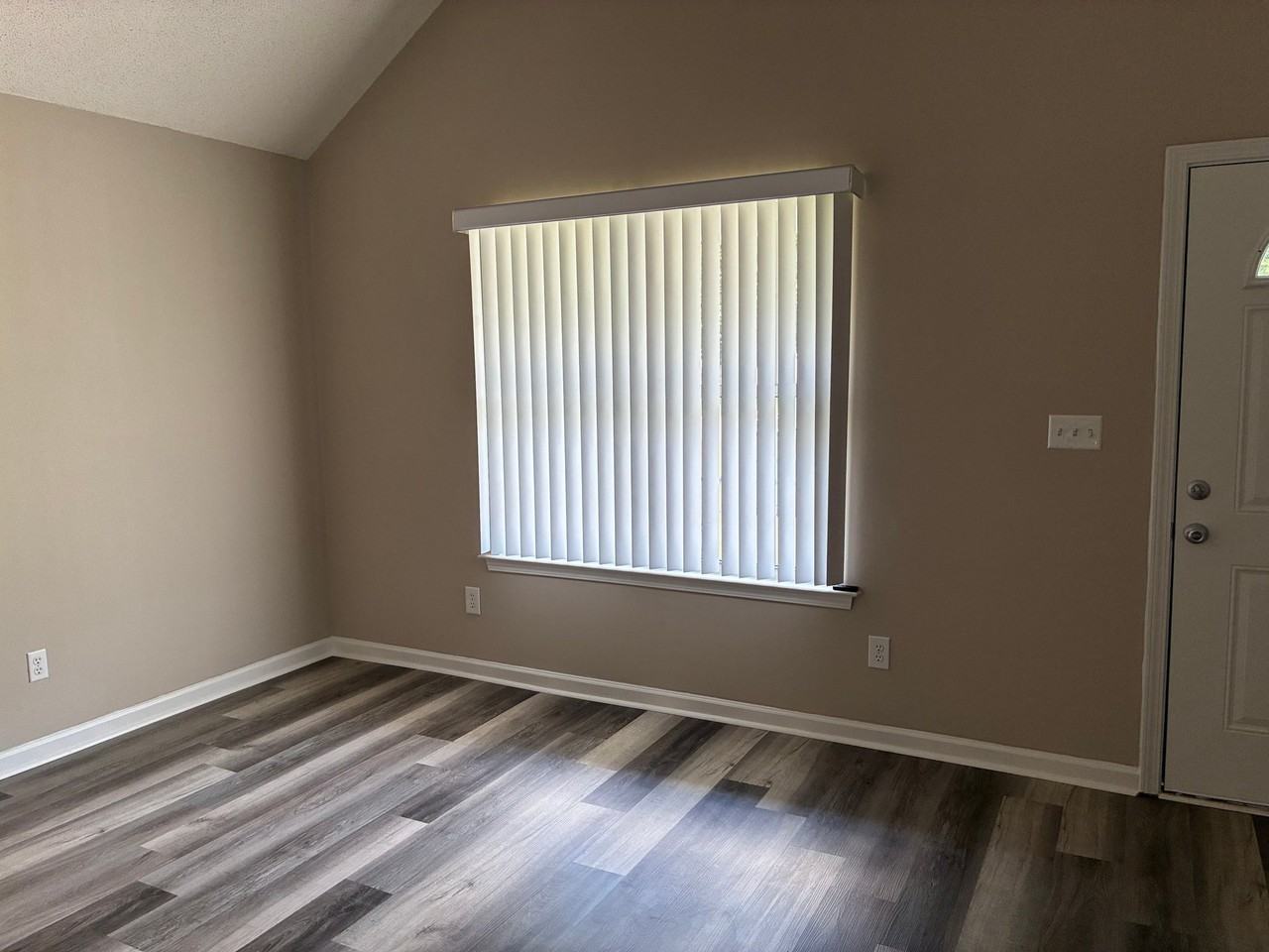 301 Strawbridge Ln - Photo 3 of 10