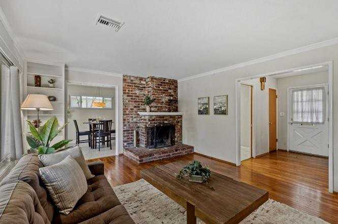 2122 Fremont Ave - Photo 4 of 10