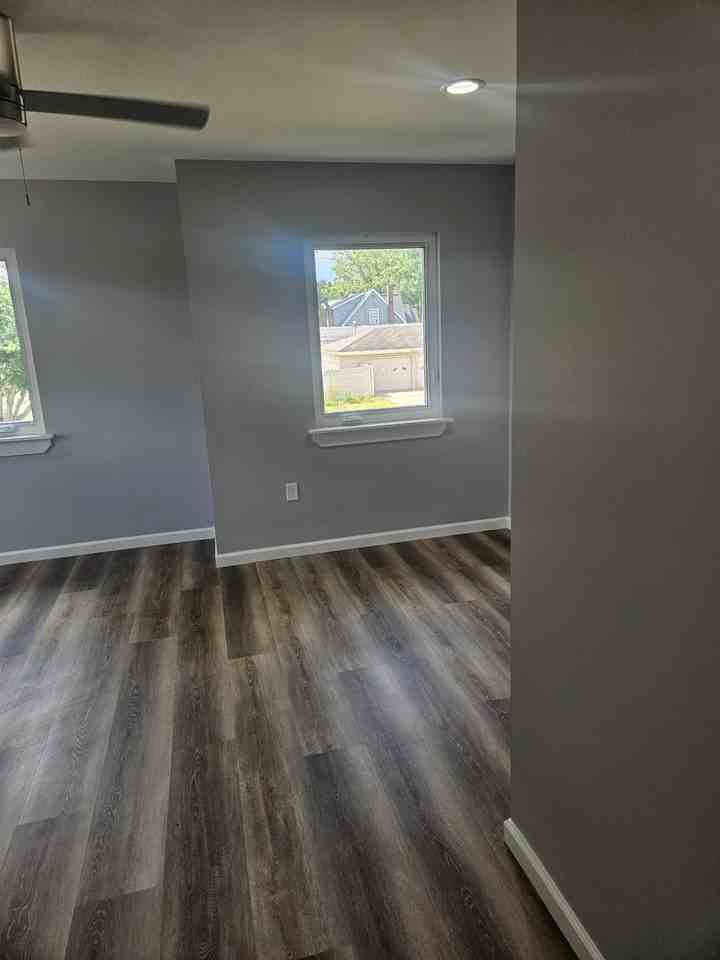 812 24th St - Photo 4 of 8