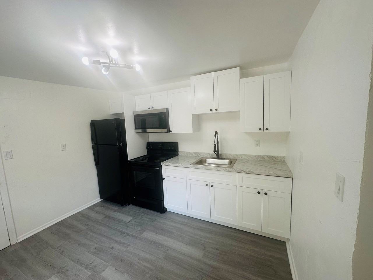 1451 W 21st St - Photo 7 of 17