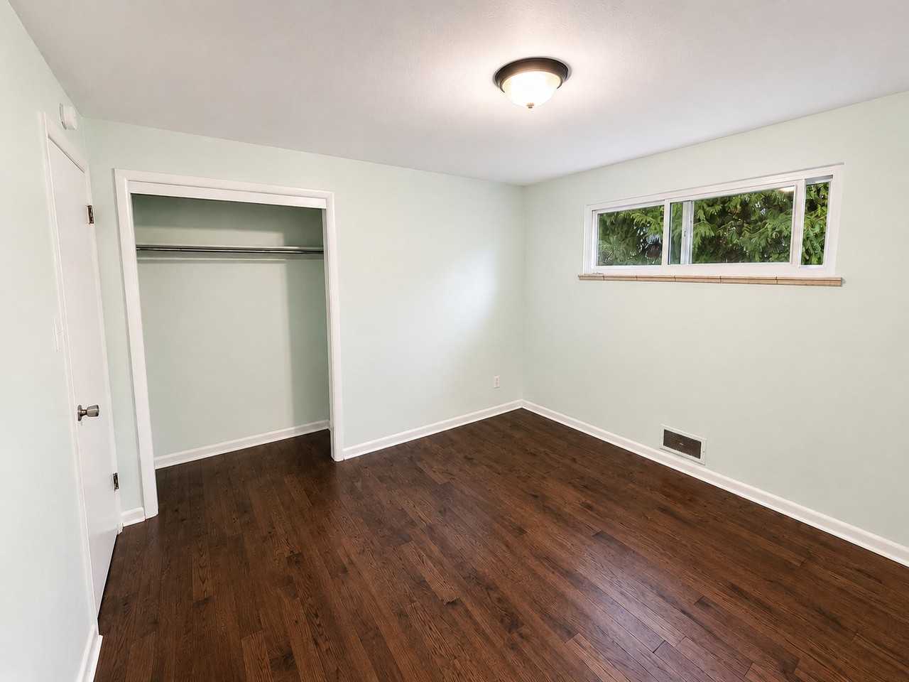 1447 Iowa Ave - Photo 4 of 20