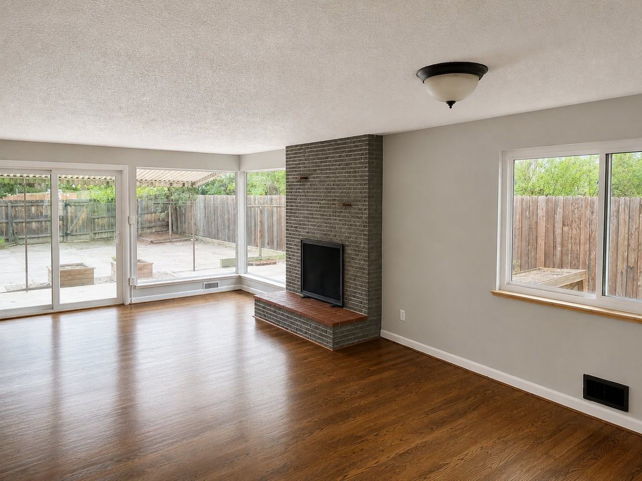1447 Iowa Ave - Photo 7 of 20