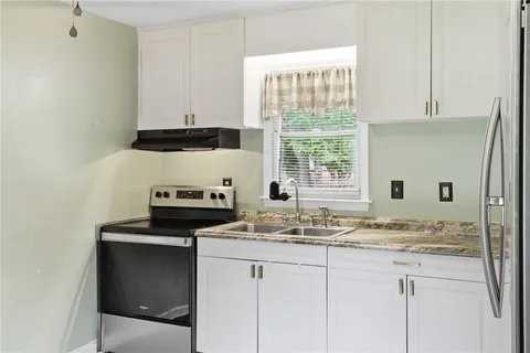 700 Woodmont Cir - Photo 3 of 11