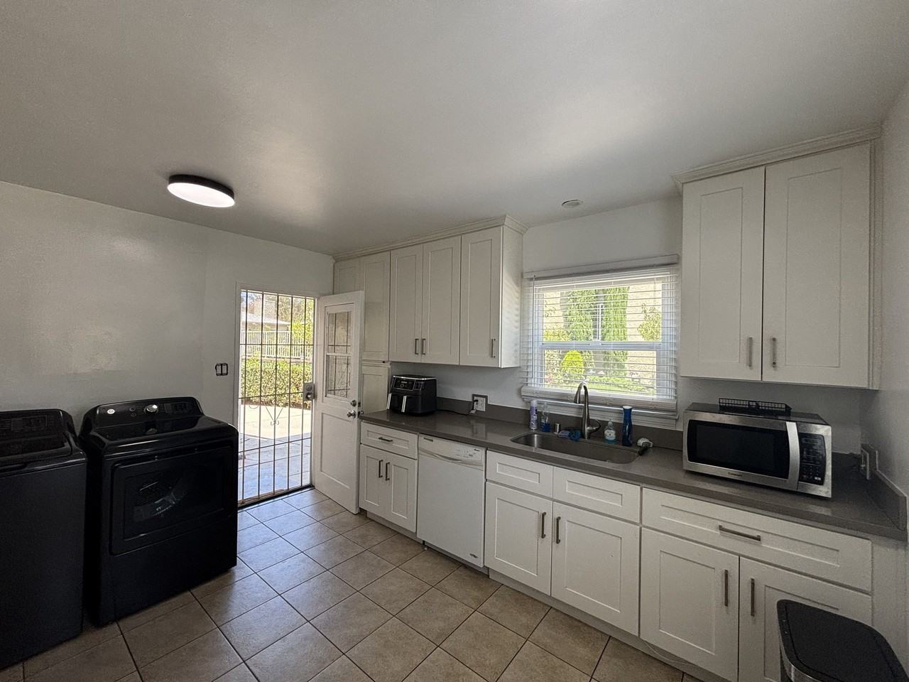 6113 S Fairfax Ave - Photo 3 of 13