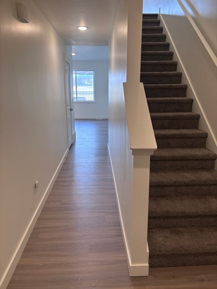 1102 E St - Photo 2 of 20