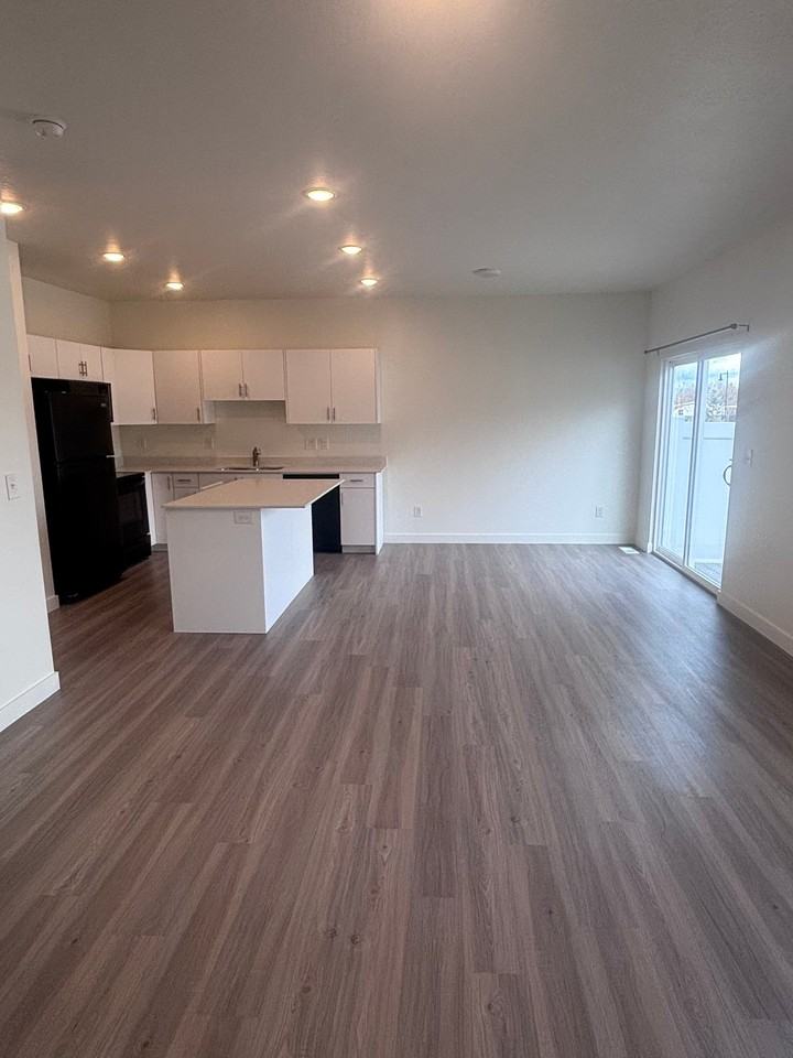 1102 E St - Photo 3 of 20