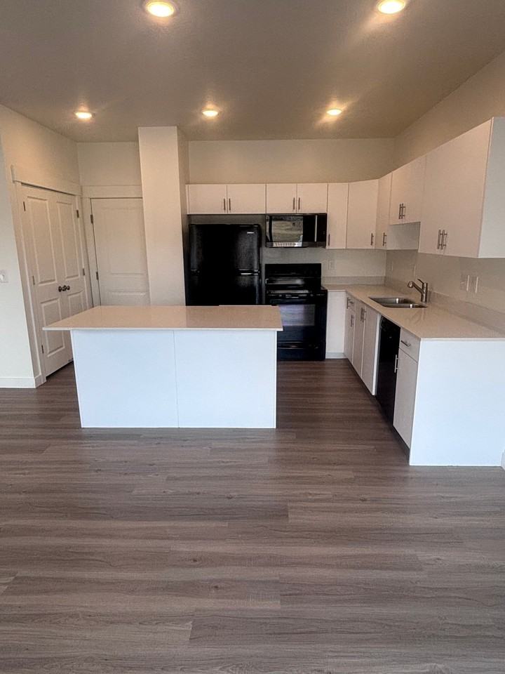 1102 E St - Photo 4 of 20