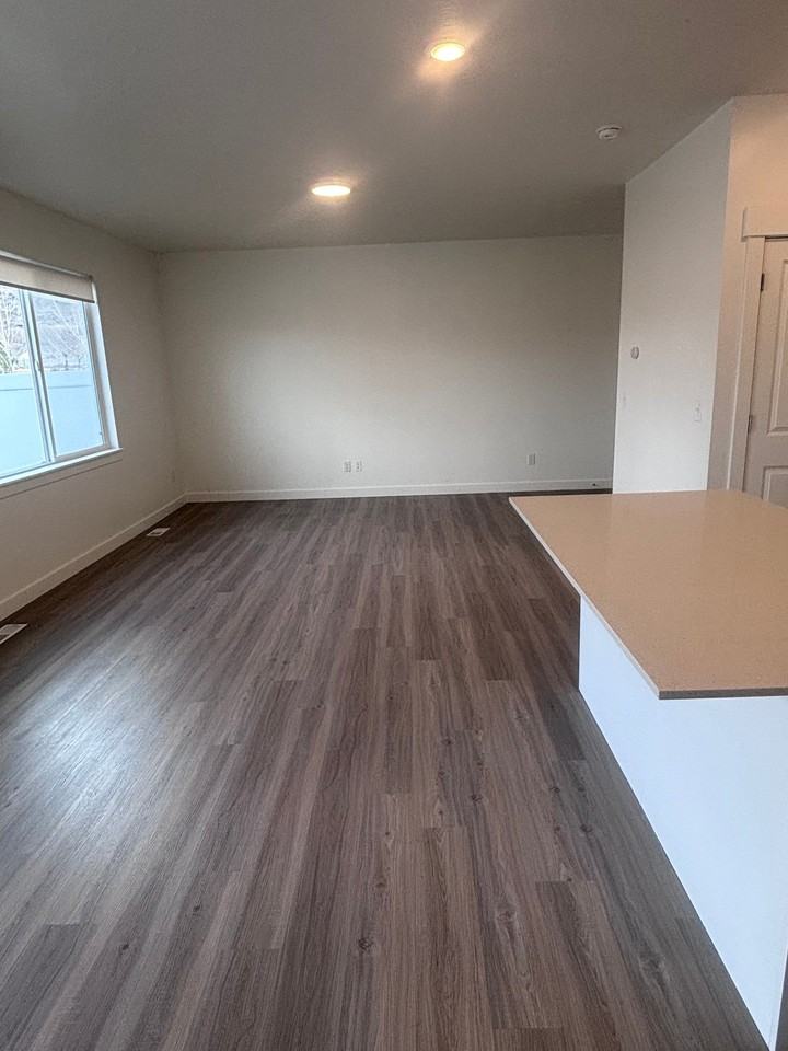 1102 E St - Photo 5 of 20