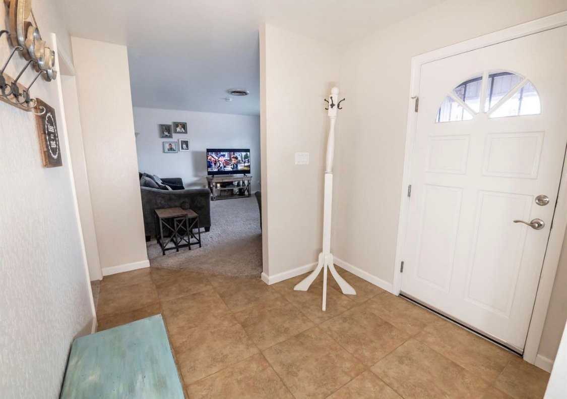 210 Canterbury Ave - Photo 3 of 20