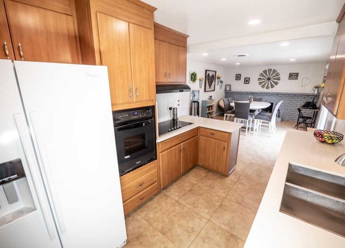 210 Canterbury Ave - Photo 6 of 20