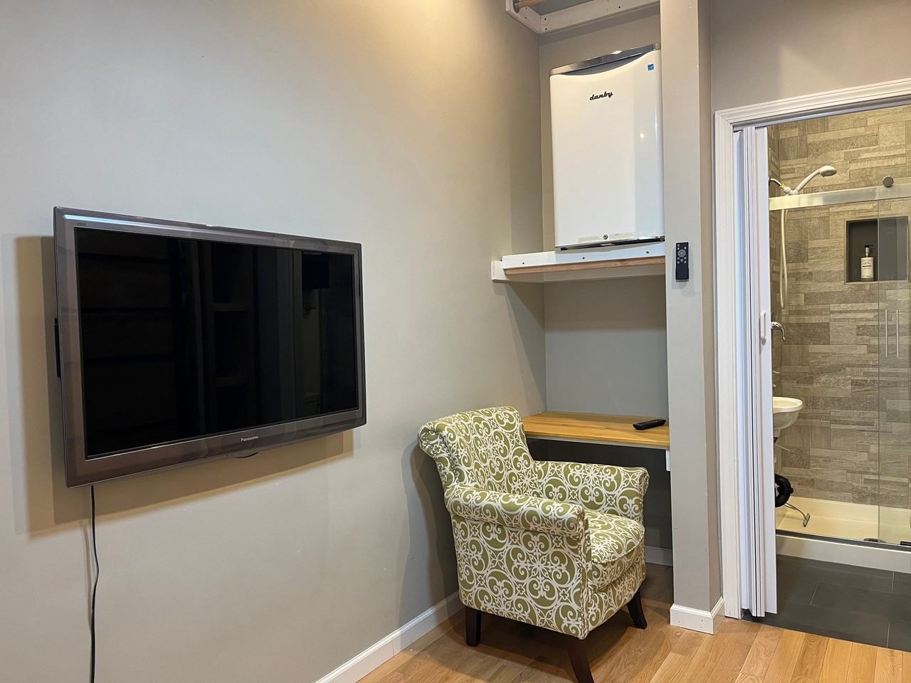 484 Linden St #B - Photo 3 of 6