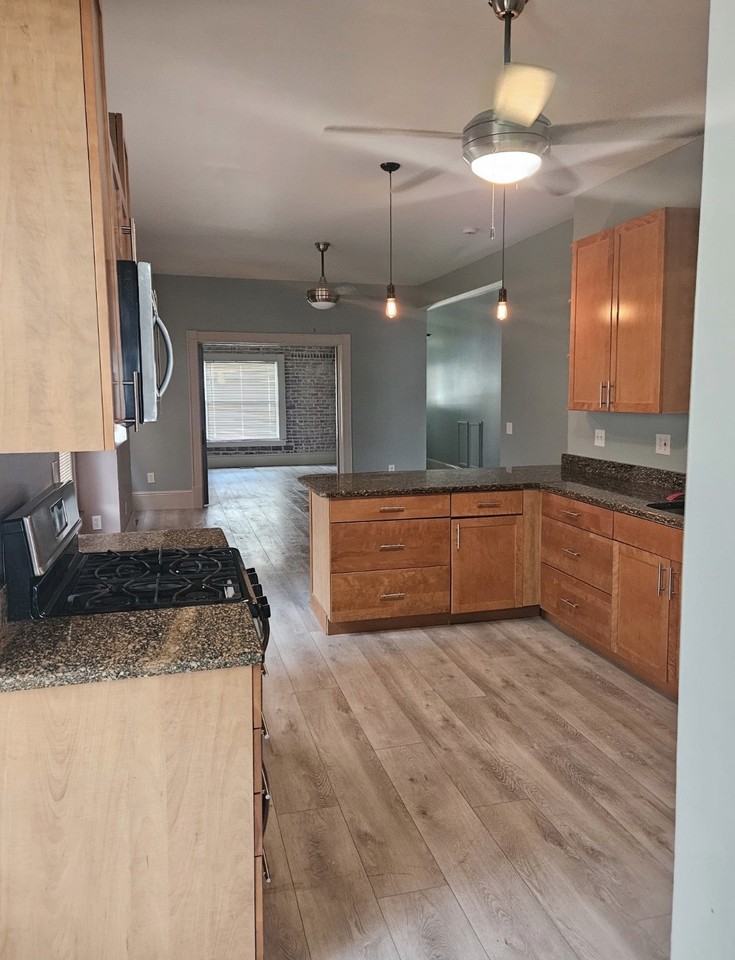 2137 California Ave #1F - Photo 2 of 14