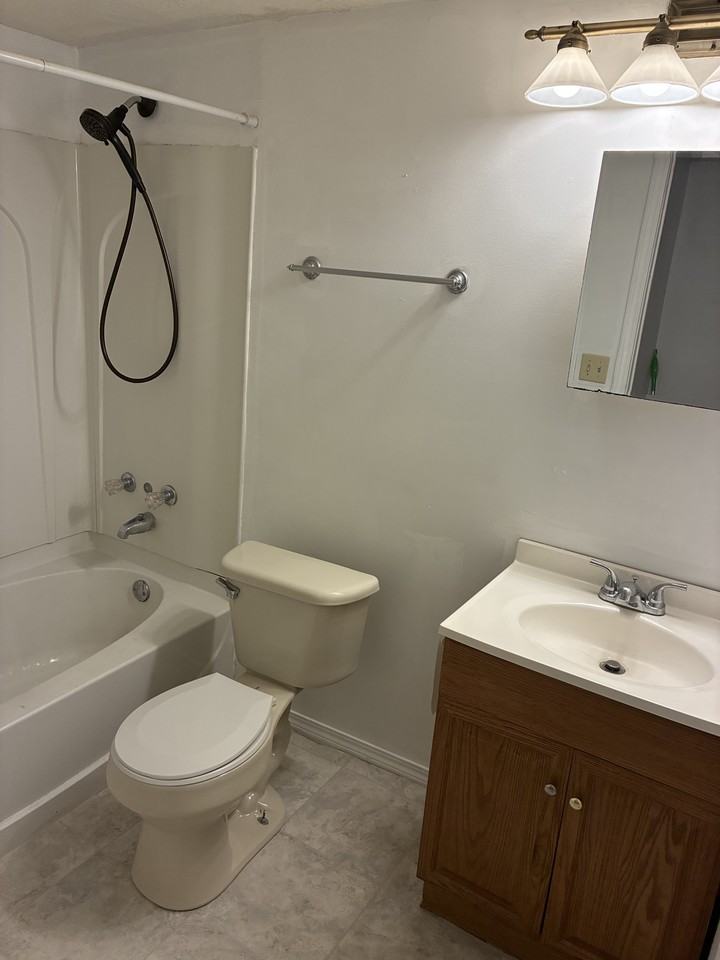 1302 Walnut St #4 - Photo 4 of 9