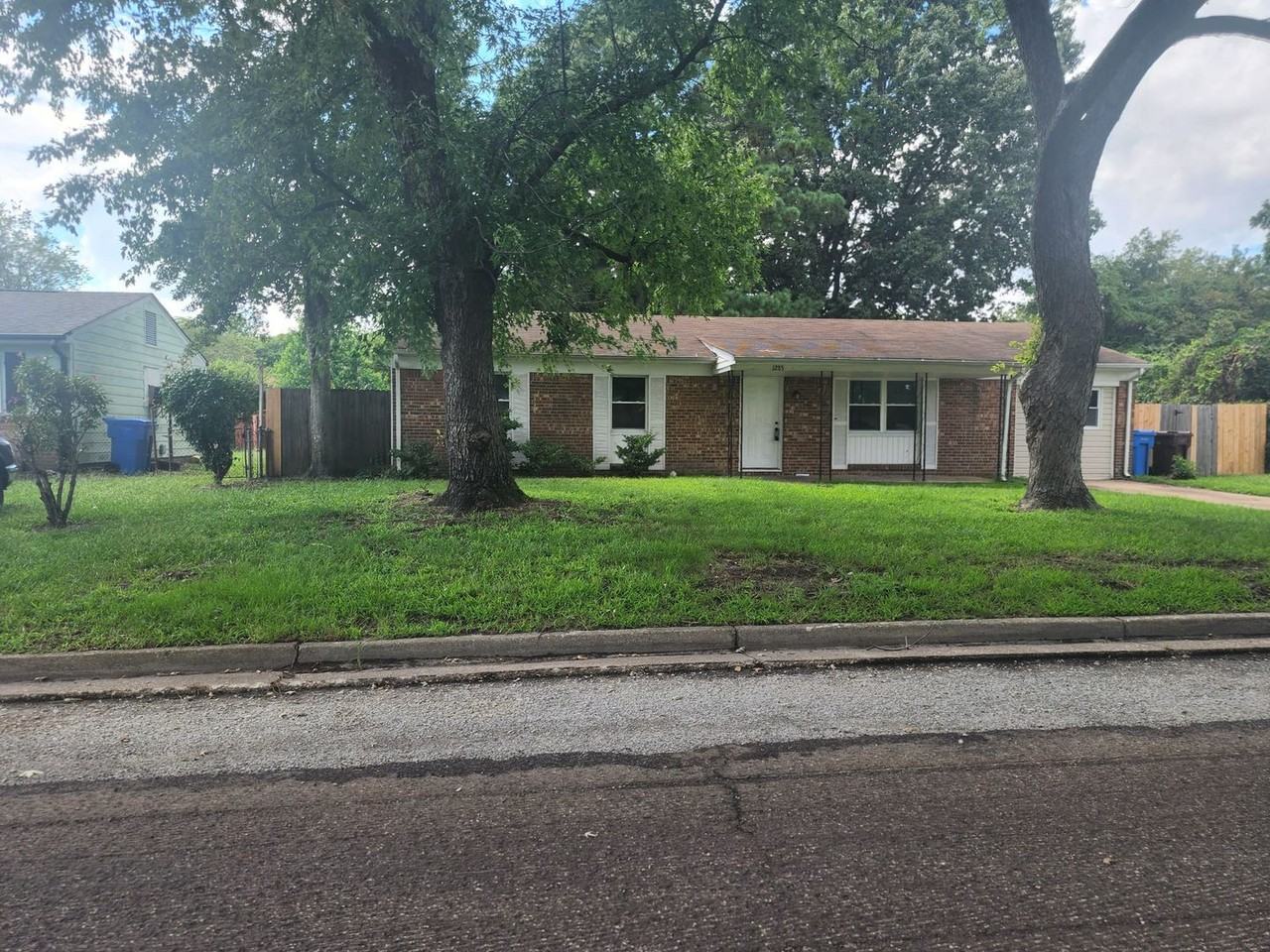 1285 Sir Kay Dr - Photo 5 of 17