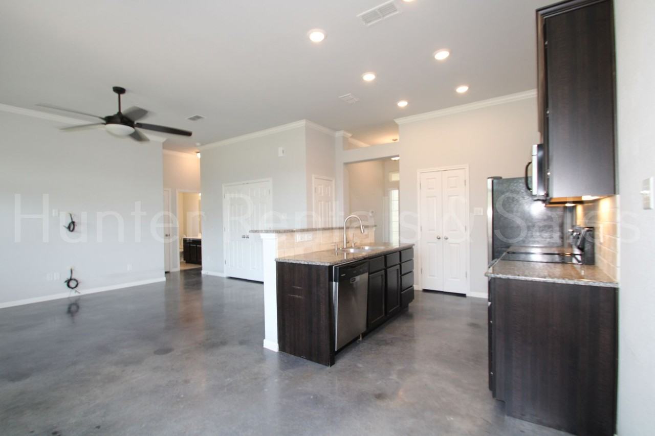 1619 Neuberry Cliffe - Photo 5 of 28