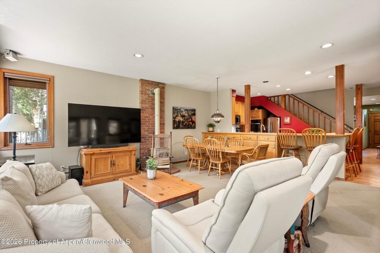 1375 Snowbunny Ln - Photo 4 of 21