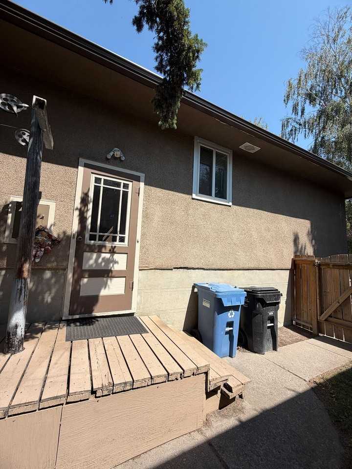 1935 36 St Sw - Photo 2 of 8