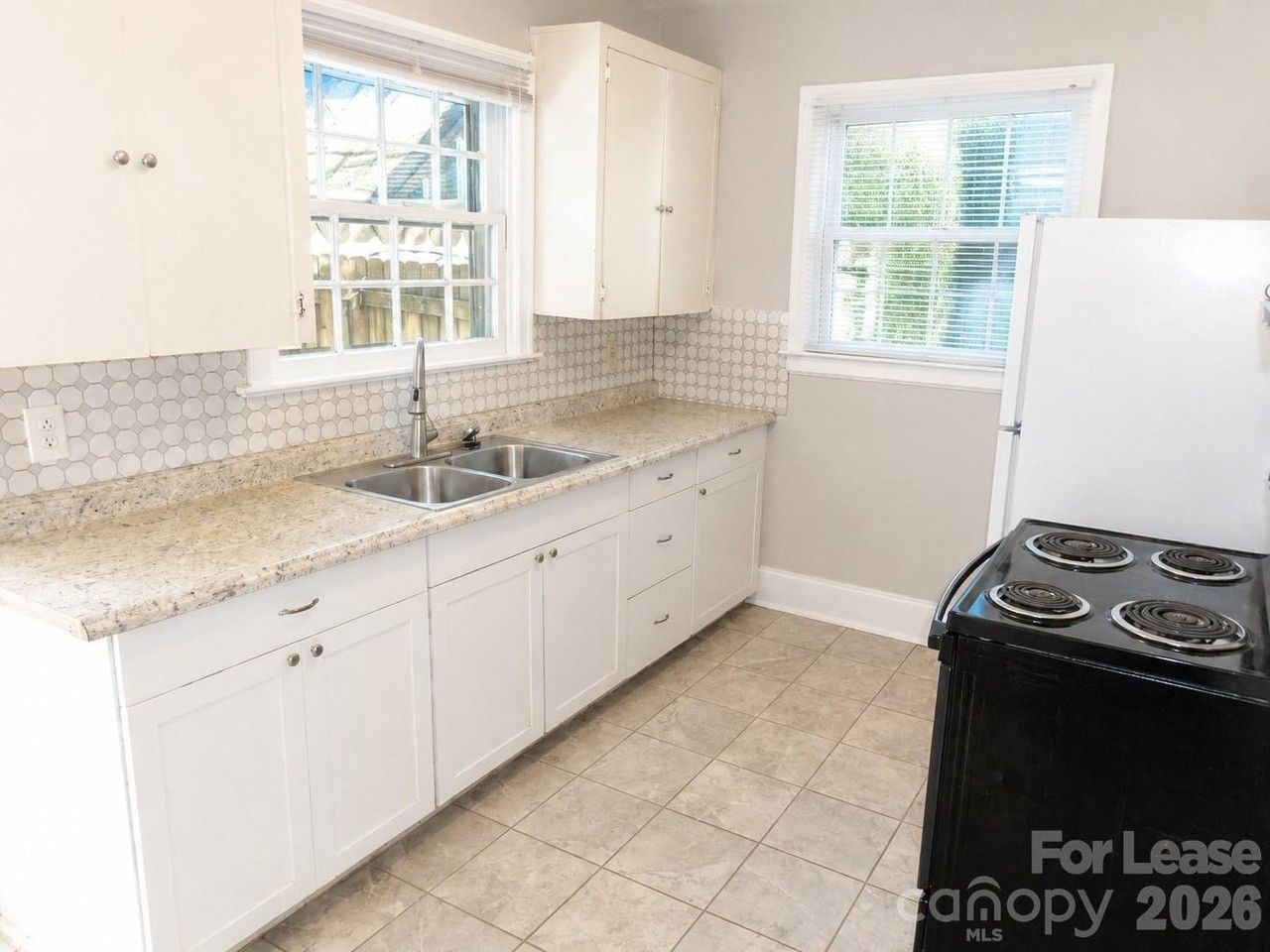 2733 Parkway Ave - Photo 2 of 11