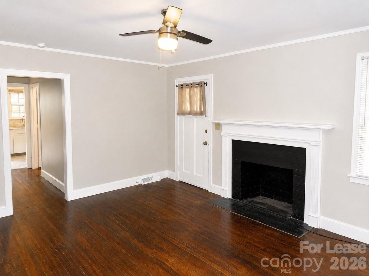 2733 Parkway Ave - Photo 3 of 11