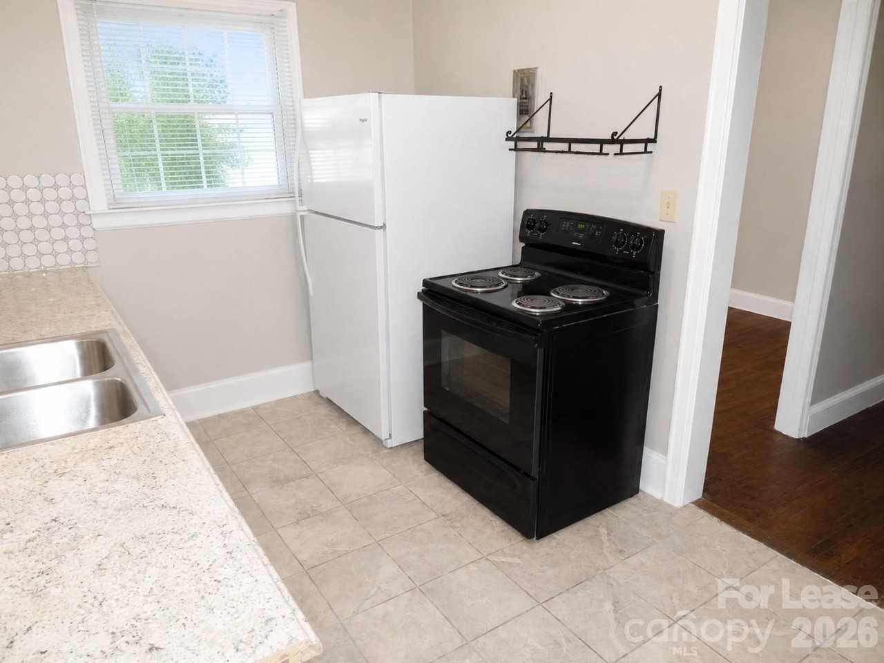 2733 Parkway Ave - Photo 4 of 11