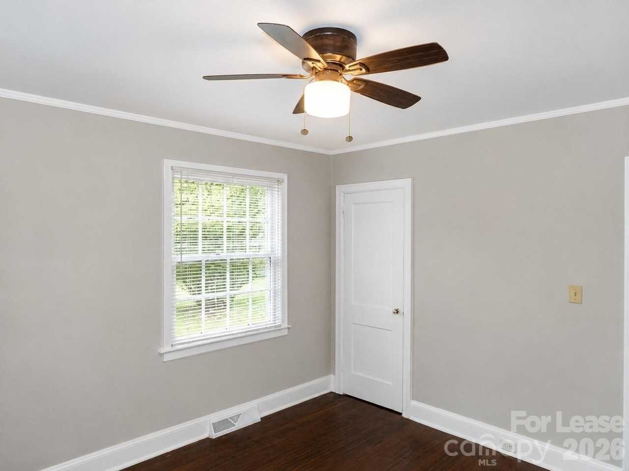 2733 Parkway Ave - Photo 5 of 11