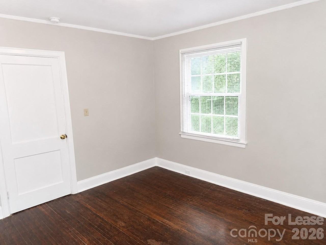 2733 Parkway Ave - Photo 6 of 11