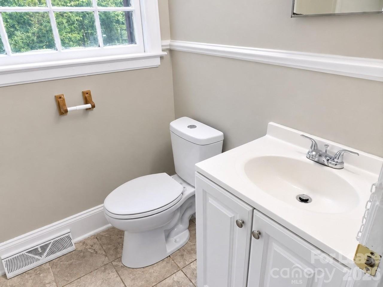 2733 Parkway Ave - Photo 7 of 11