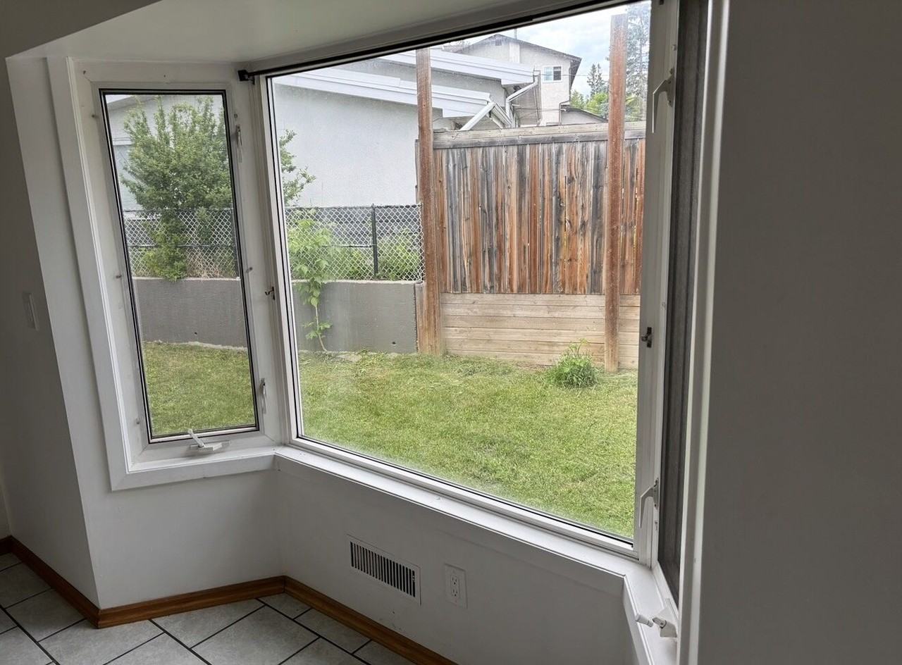 404 Thornhill Pl Nw - Photo 2 of 15