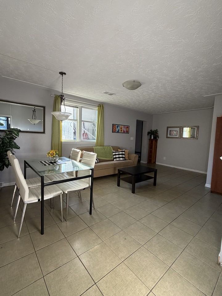 4212 Centre St Ne - Photo 6 of 19