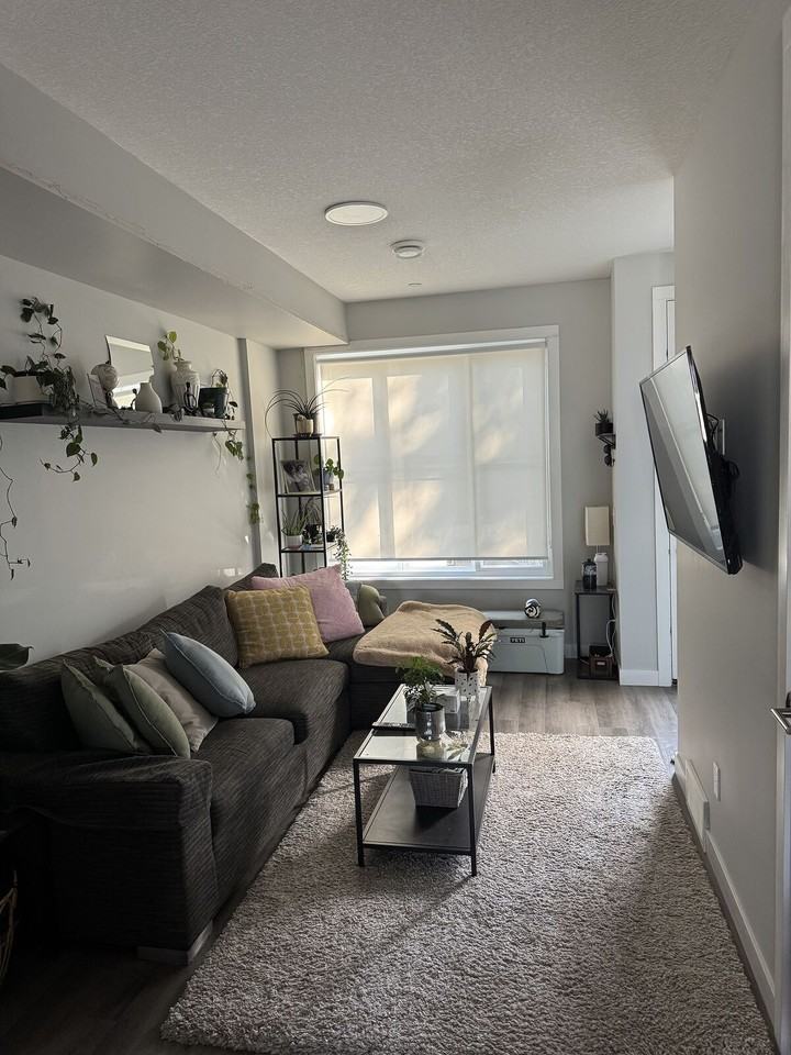 1506 - 1506 10 Ave Se - Photo 2 of 10