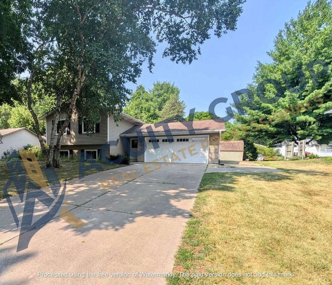 10207 Pilgrim Ln N - Photo 3 of 32
