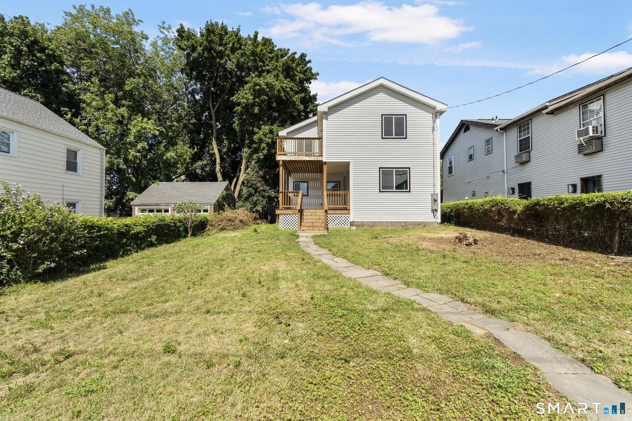 810 Brewster St - Photo 4 of 32