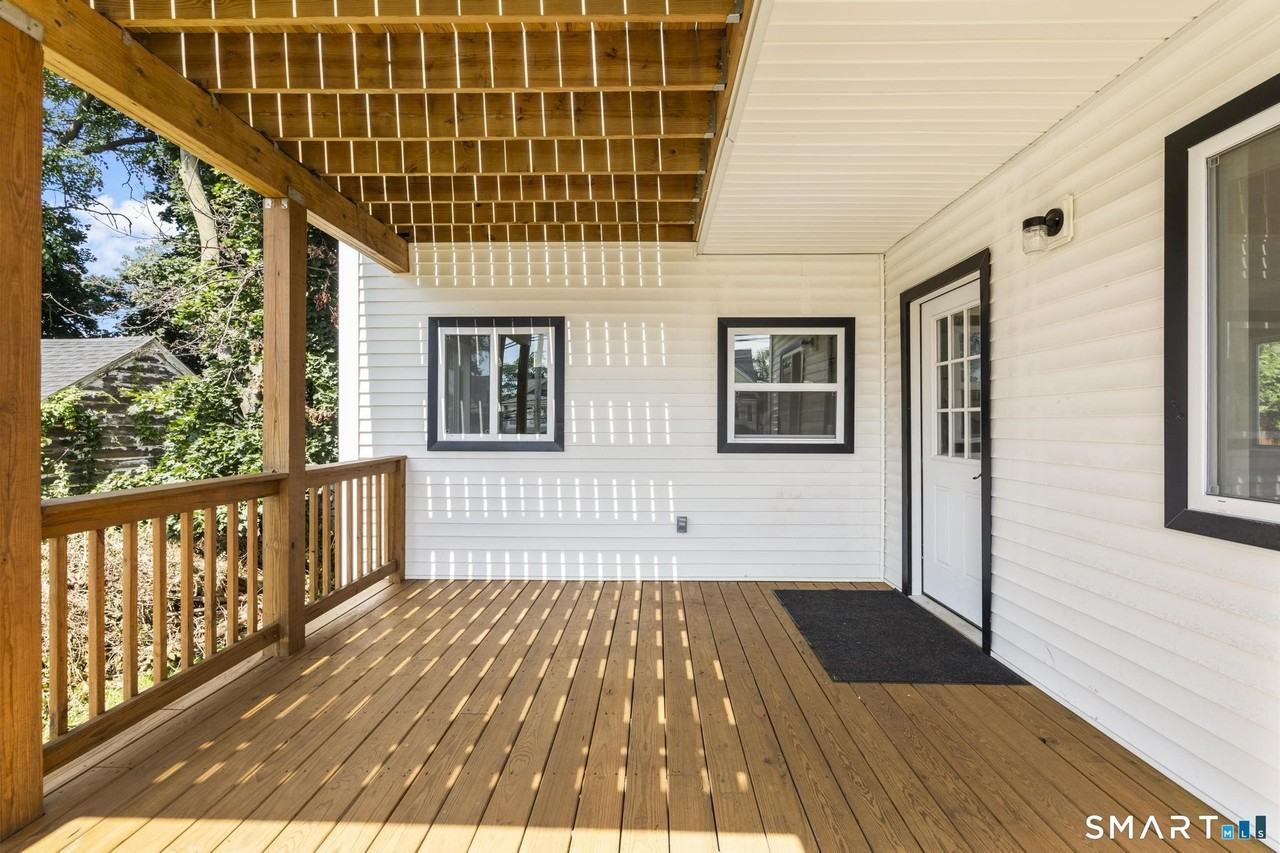 810 Brewster St - Photo 5 of 32