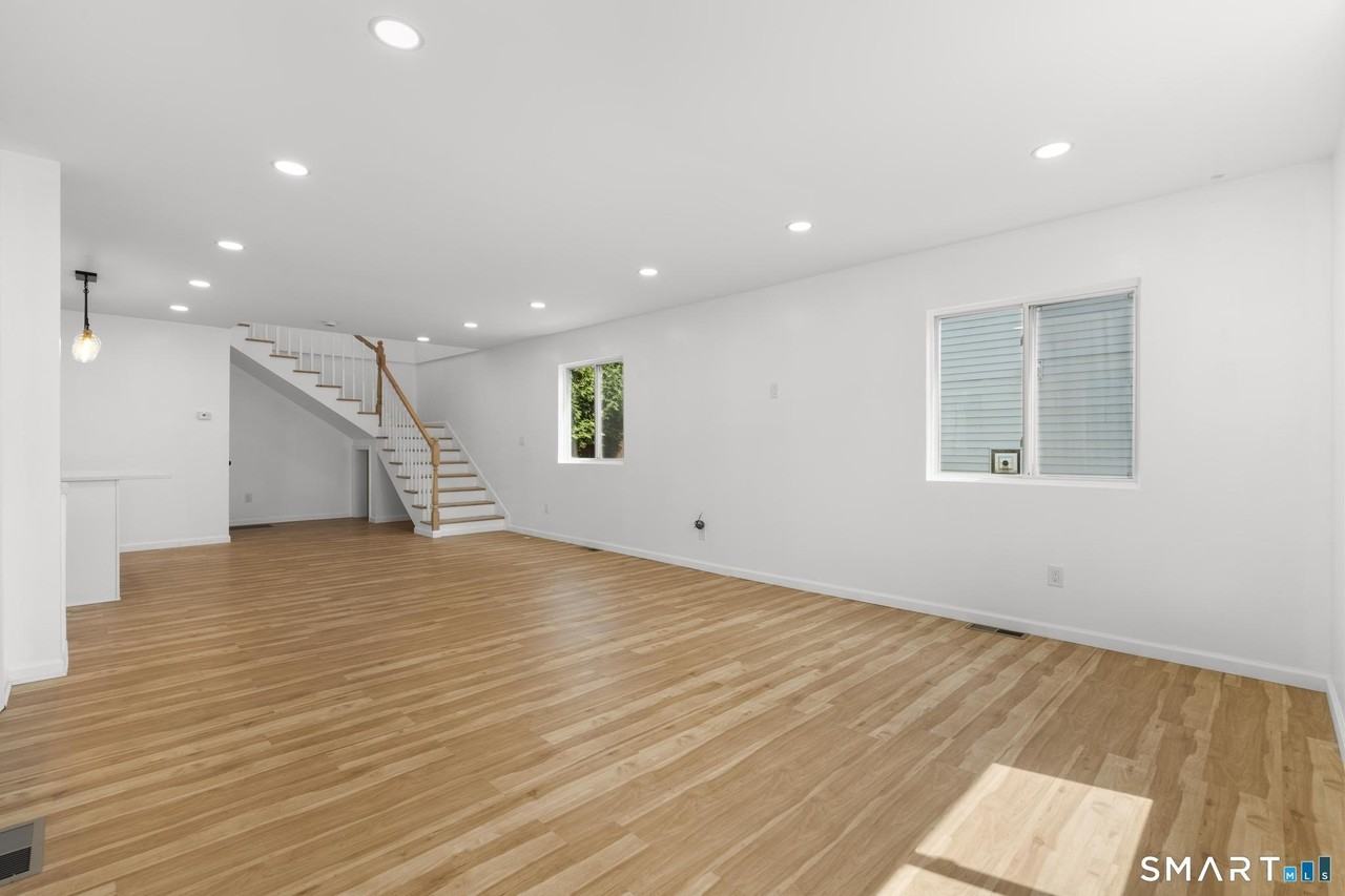 810 Brewster St - Photo 6 of 32