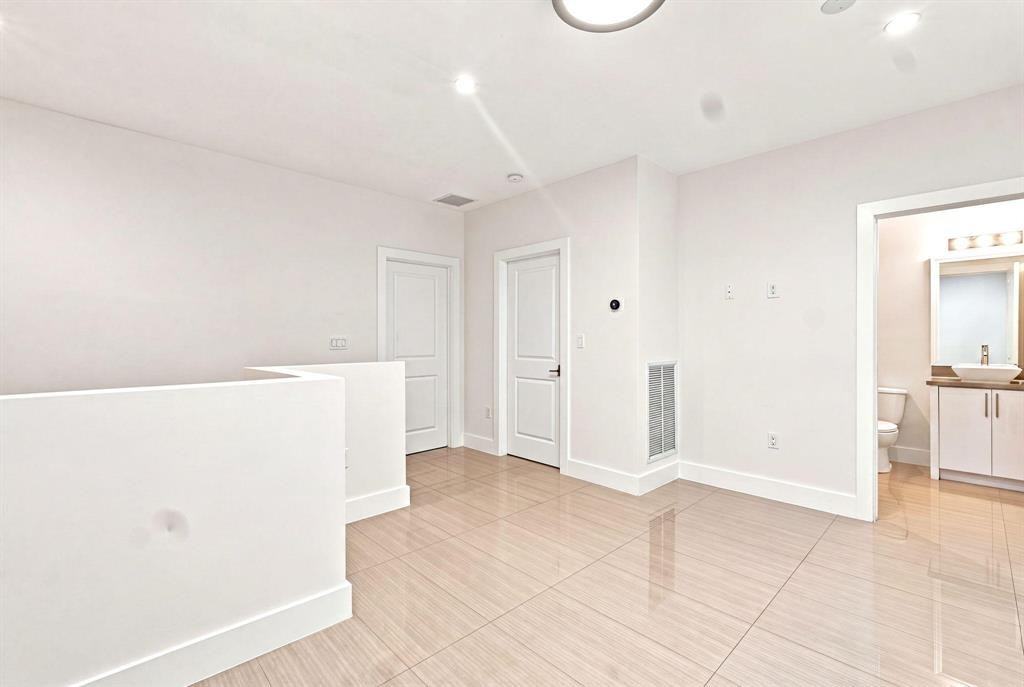 432 NE 16 Street #1 - Photo 5 of 16
