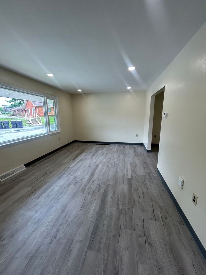 219 Johnson Ter - Photo 4 of 20