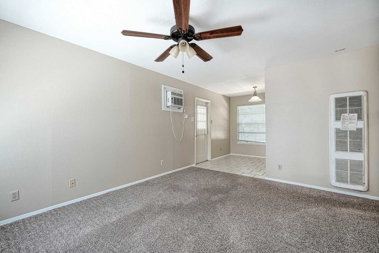 4906 Gladeview Dr - Photo 2 of 15
